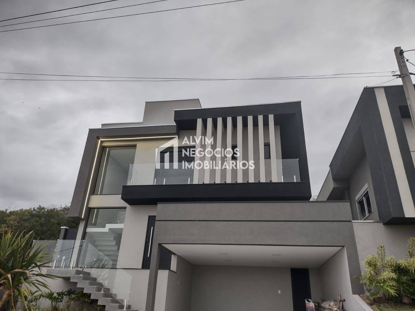 Sobrado à venda com 3 quartos, 236m² - Foto 1
