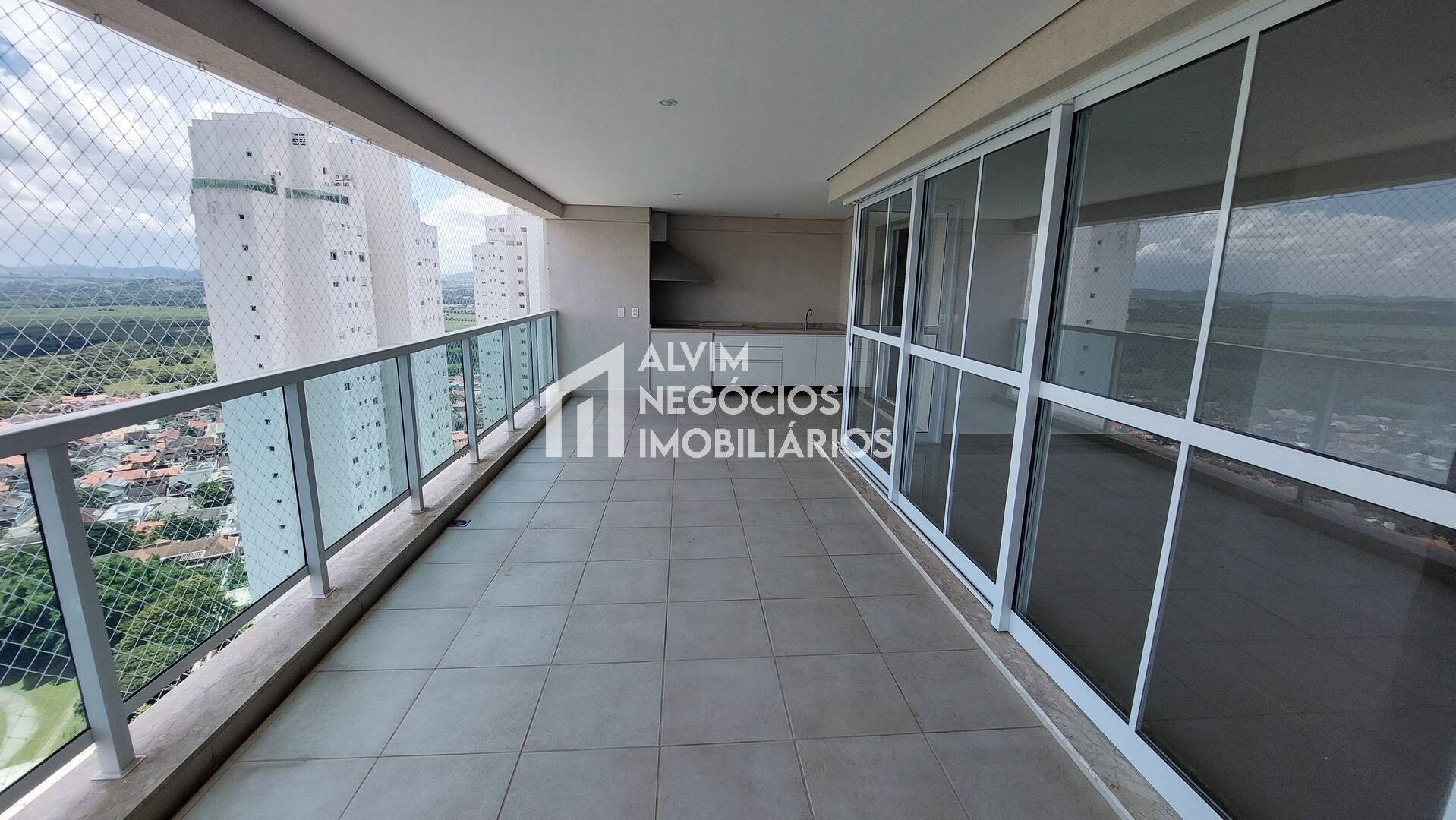 Apartamento para alugar com 4 quartos, 245m² - Foto 1
