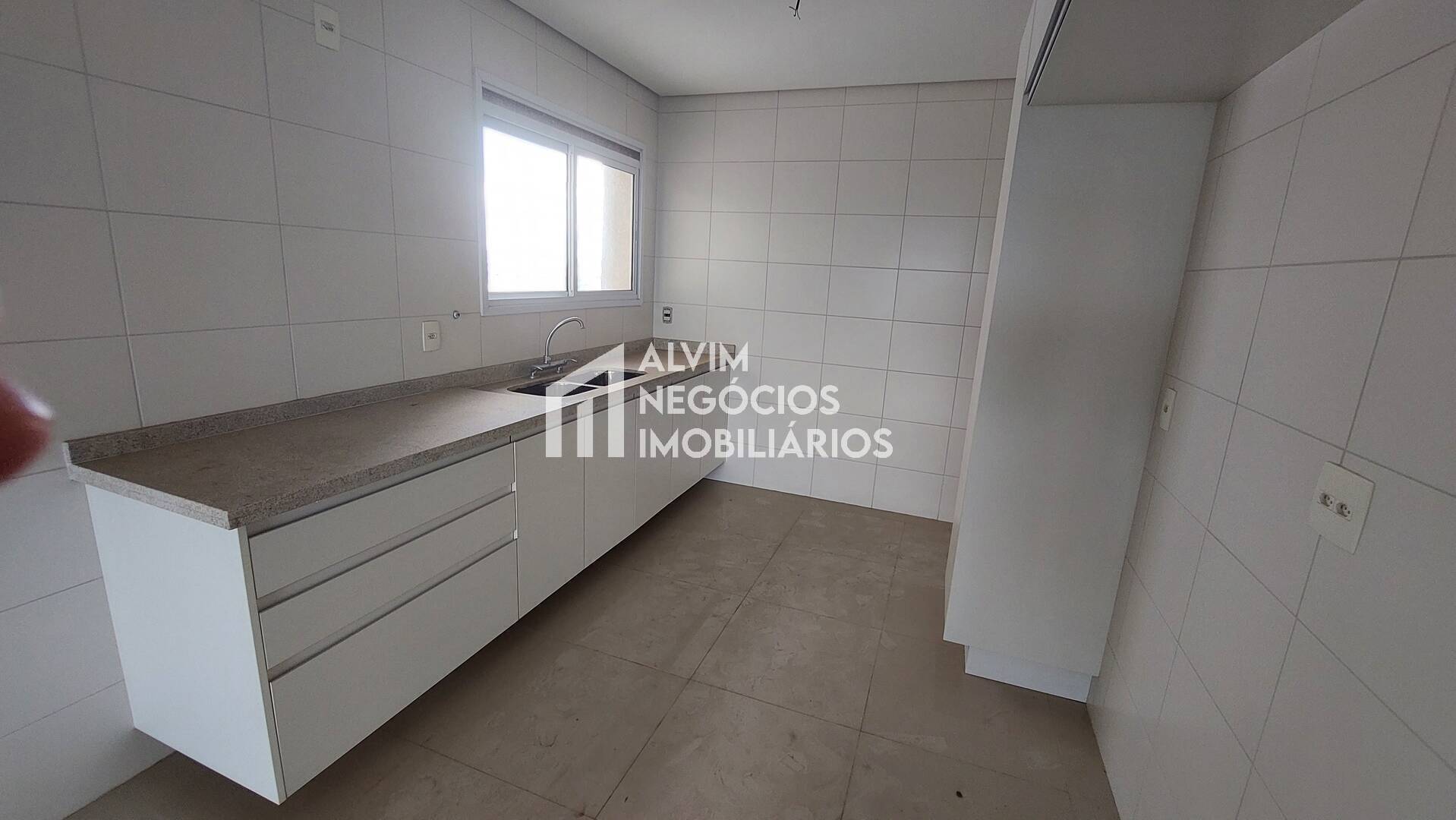 Apartamento para alugar com 4 quartos, 245m² - Foto 2