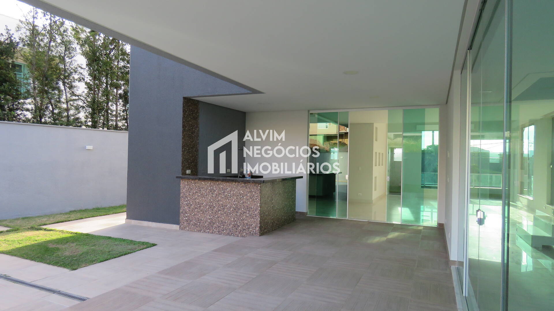Sobrado à venda com 3 quartos, 500m² - Foto 1