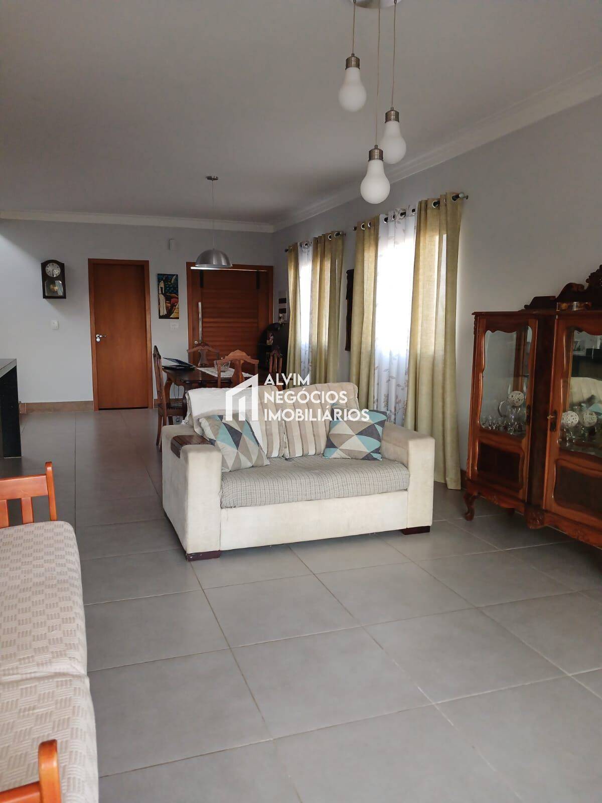 Casa, 3 quartos, 209 m² - Foto 2