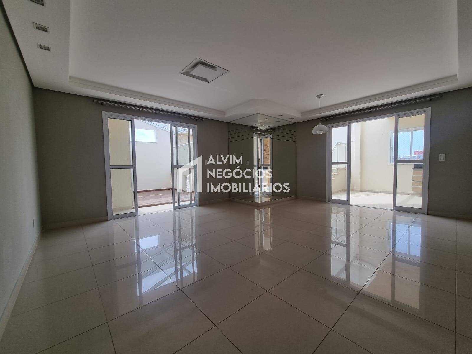Cobertura à venda e aluguel com 3 quartos, 304m² - Foto 1