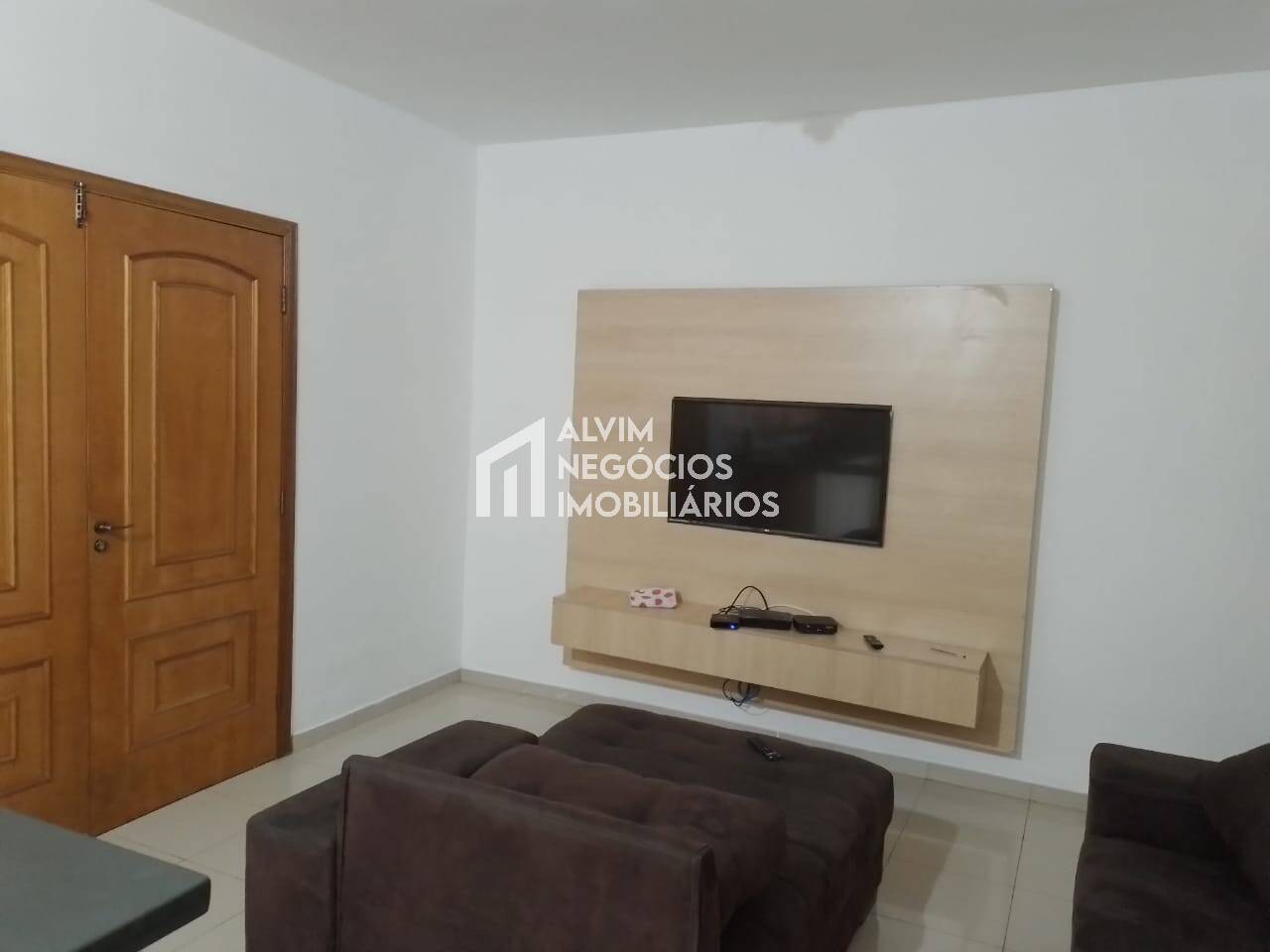 Casa à venda com 2 quartos, 70m² - Foto 1