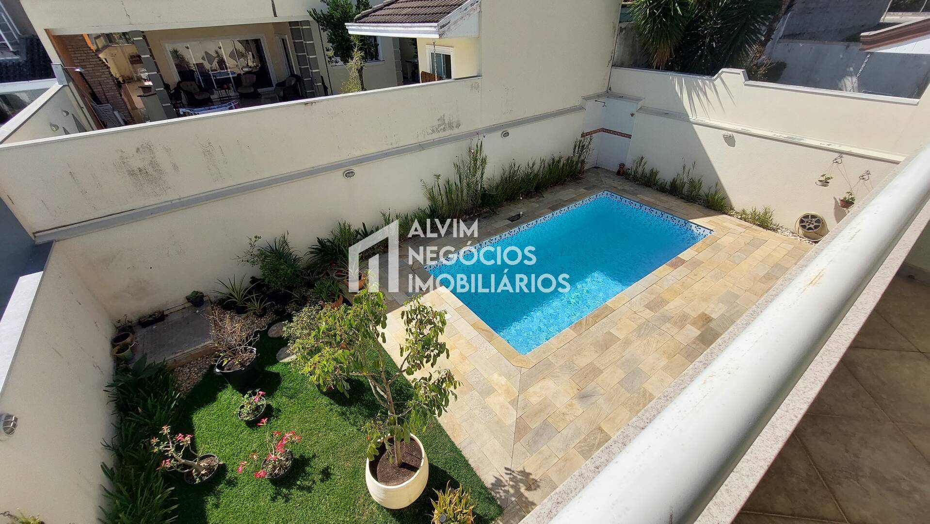 Sobrado à venda com 5 quartos, 314m² - Foto 1