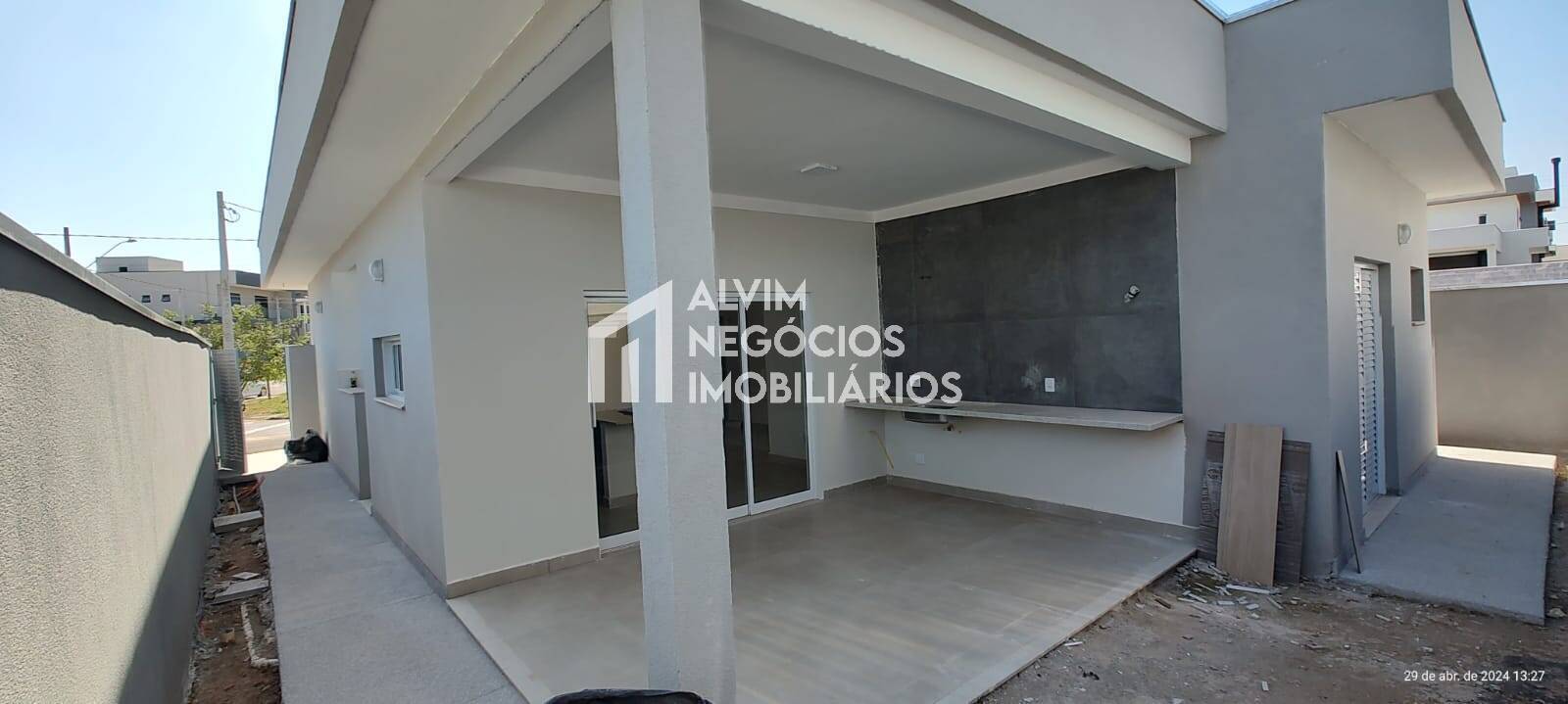 Casa à venda com 3 quartos, 151m² - Foto 1