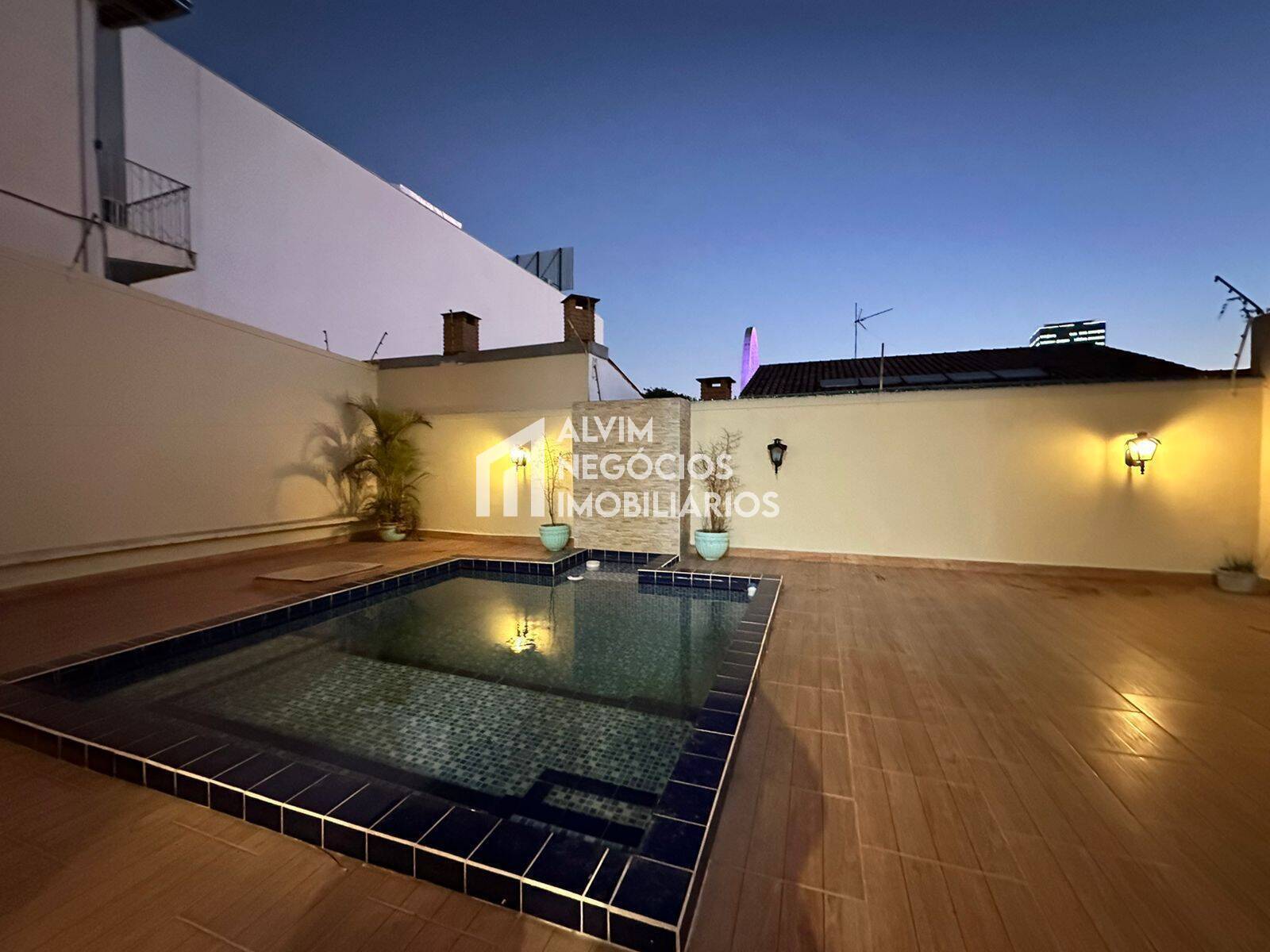 Sobrado à venda com 5 quartos, 400m² - Foto 1