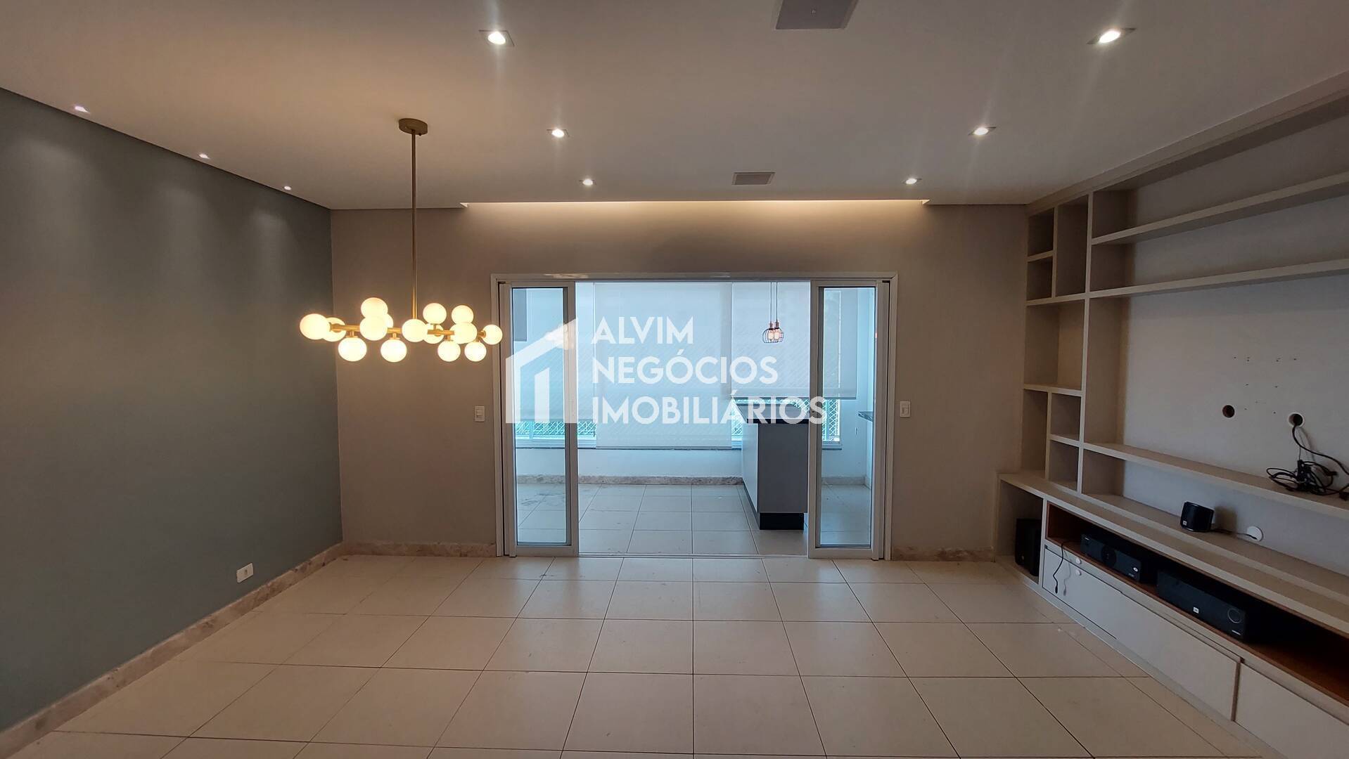 Apartamento à venda com 3 quartos, 110m² - Foto 1