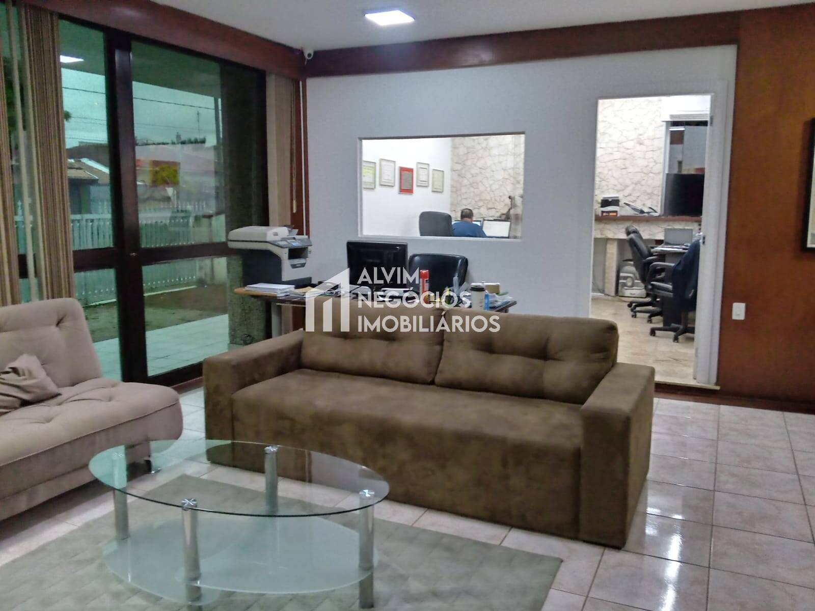 Casa à venda com 4 quartos, 450m² - Foto 1
