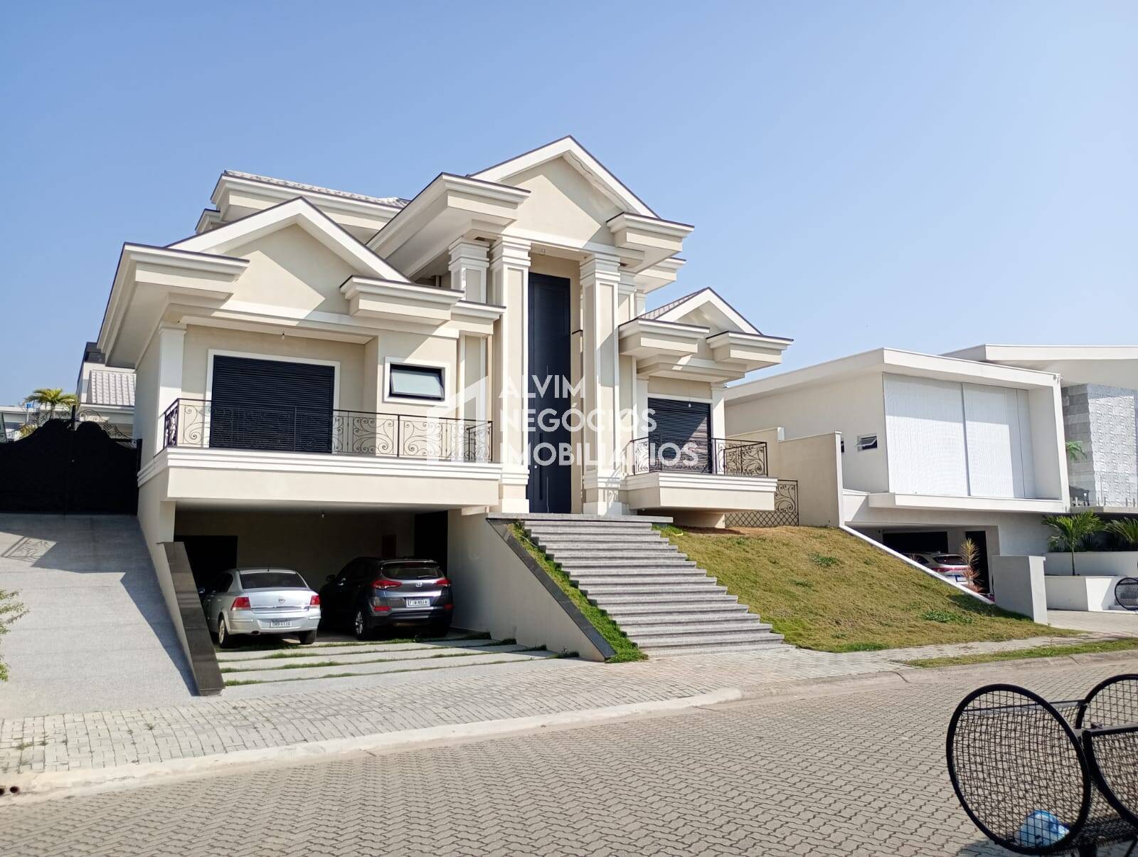 Sobrado à venda com 4 quartos, 450m² - Foto 1