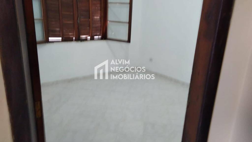 Casa à venda com 4 quartos, 241m² - Foto 1