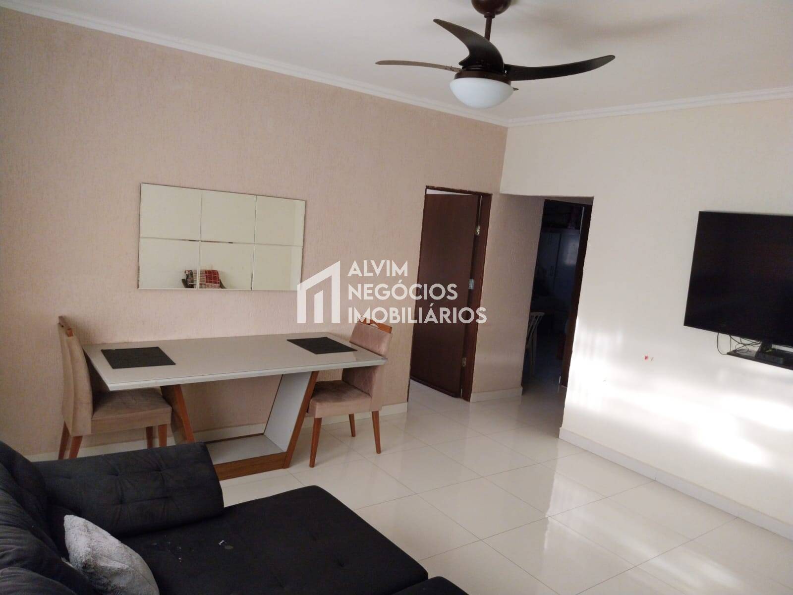 Casa à venda com 3 quartos, 300m² - Foto 1