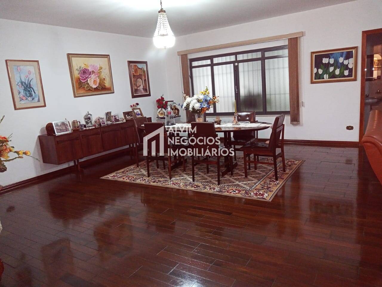 Casa à venda com 4 quartos, 800m² - Foto 1